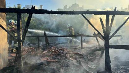 Restoran çatısı alevlere teslim oldu