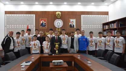 Şampiyonlar kazandıkları kupayı, Kaymakam Güldoğan’a götürdü