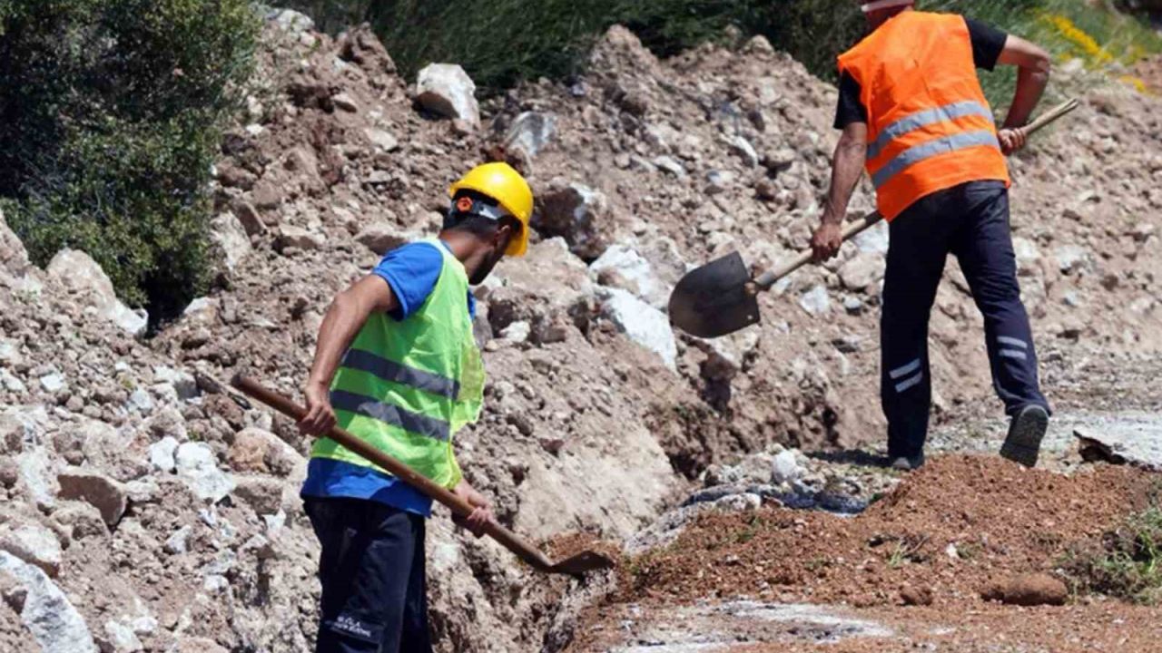 Seydikemer Çatak Mahallesi içme suyu isale hattı yenileniyor
