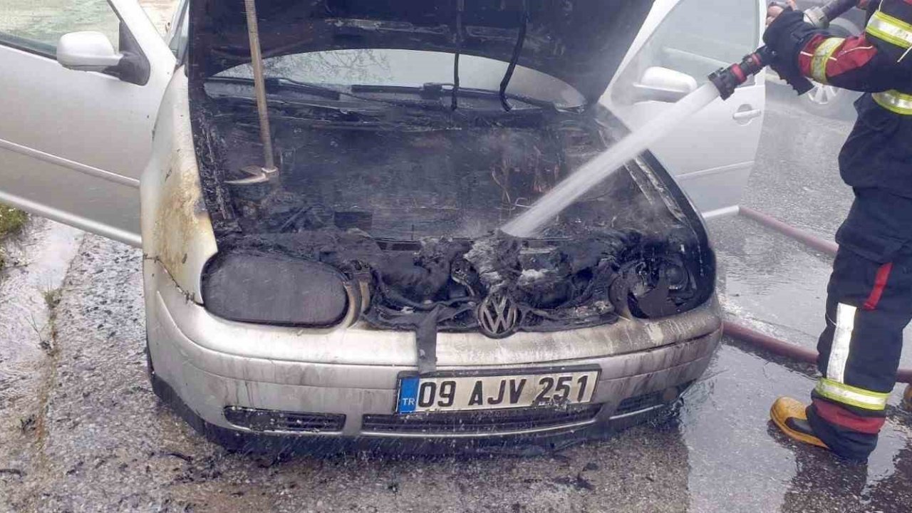 Seyir halindeki otomobil alev aldı