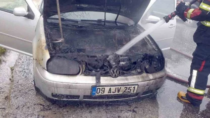 Seyir halindeki otomobil alev aldı