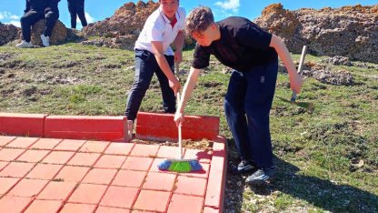 Seyitömer Ortaokulu öğrencilerinden anlamlı 23 Nisan davranışı