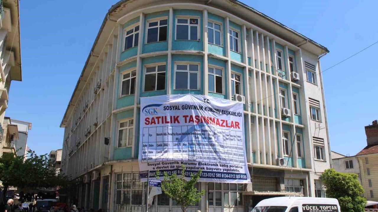 SGK’nın şehir merkezindeki tescilli binası ilan panosuna döndü