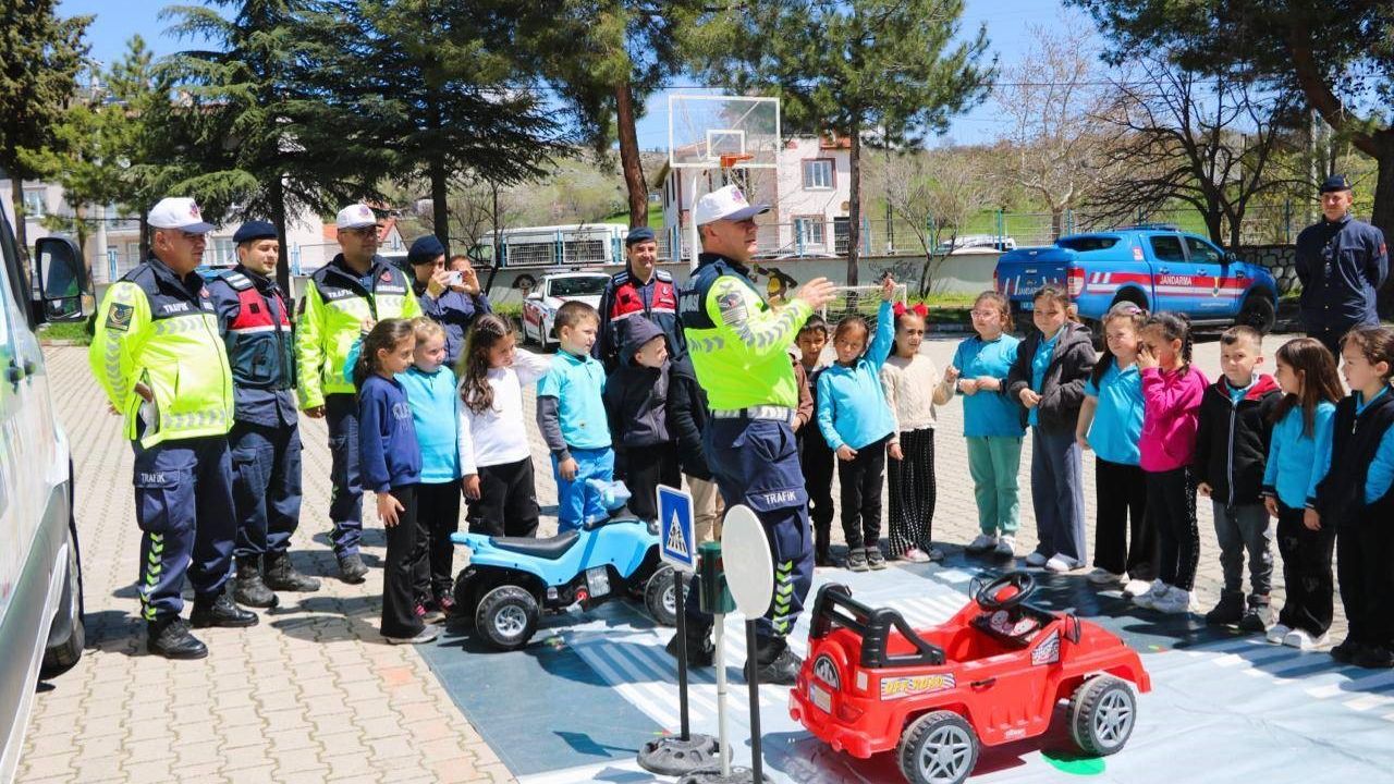 Simav’da öğrencilere trafik eğitimi