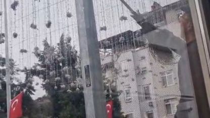 Temizlik işçisinin bayrak duyarlılığı