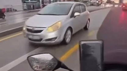 Ters yönde ilerleyen sürücü trafiği birbirine kattı