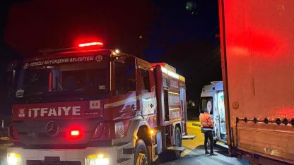 Tıra yandan çarpan otomobilde 1 kişi öldü, 1 kişi ağır yaralandı