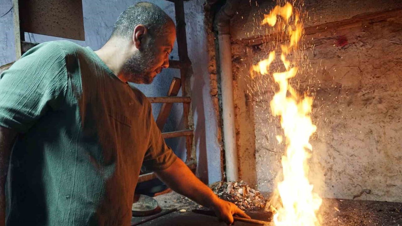 Üç kuşaktır ateşe ve örse hayat veren kalaycı ailesi mesleğin geleceğinden endişeli