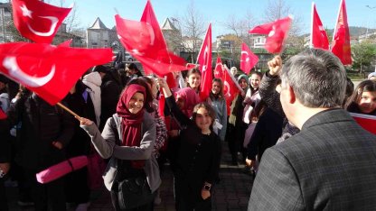 Yeni haftaya bayrak, vatan, milli ve manevi değerler anlatılarak başladı