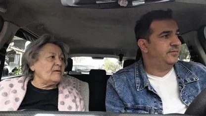 Yolunu kaybeden yaşlı kadına taksici yardımı