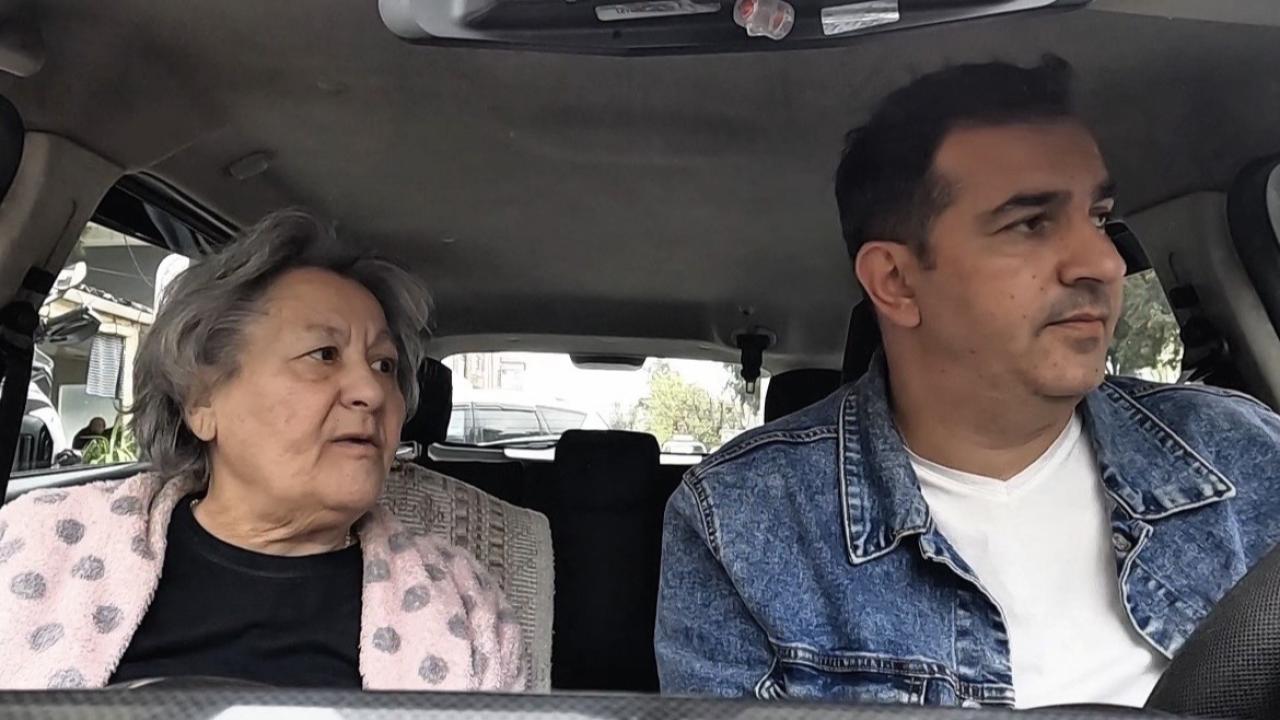 Yolunu kaybeden yaşlı kadına taksici yardımı