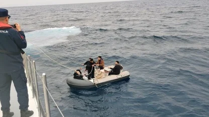 Yunanistan’ın geri ittiği 6 göçmen kurtarıldı, 1 göçmen kaçakçısı yakalandı