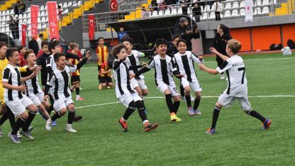 Yunusemre’de 23 Nisan coşkusu yeşil sahada yaşandı