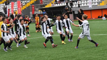 Yunusemre’de 23 Nisan coşkusu yeşil sahada yaşandı