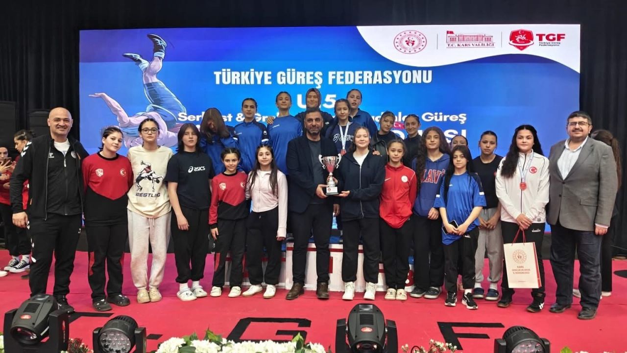 Afyonkarahisar’lı sporcular Kars’ta ki güreş şampiyonasından madalyalarla döndü
