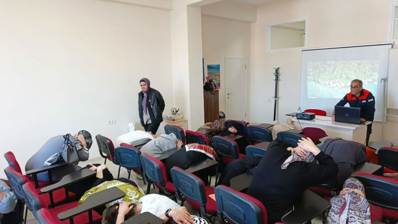 Aydın’da kursiyerler ve otel personeline afet eğitimi