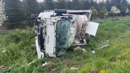 Bebek bezi yüklü kamyon devrildi: 2 yaralı