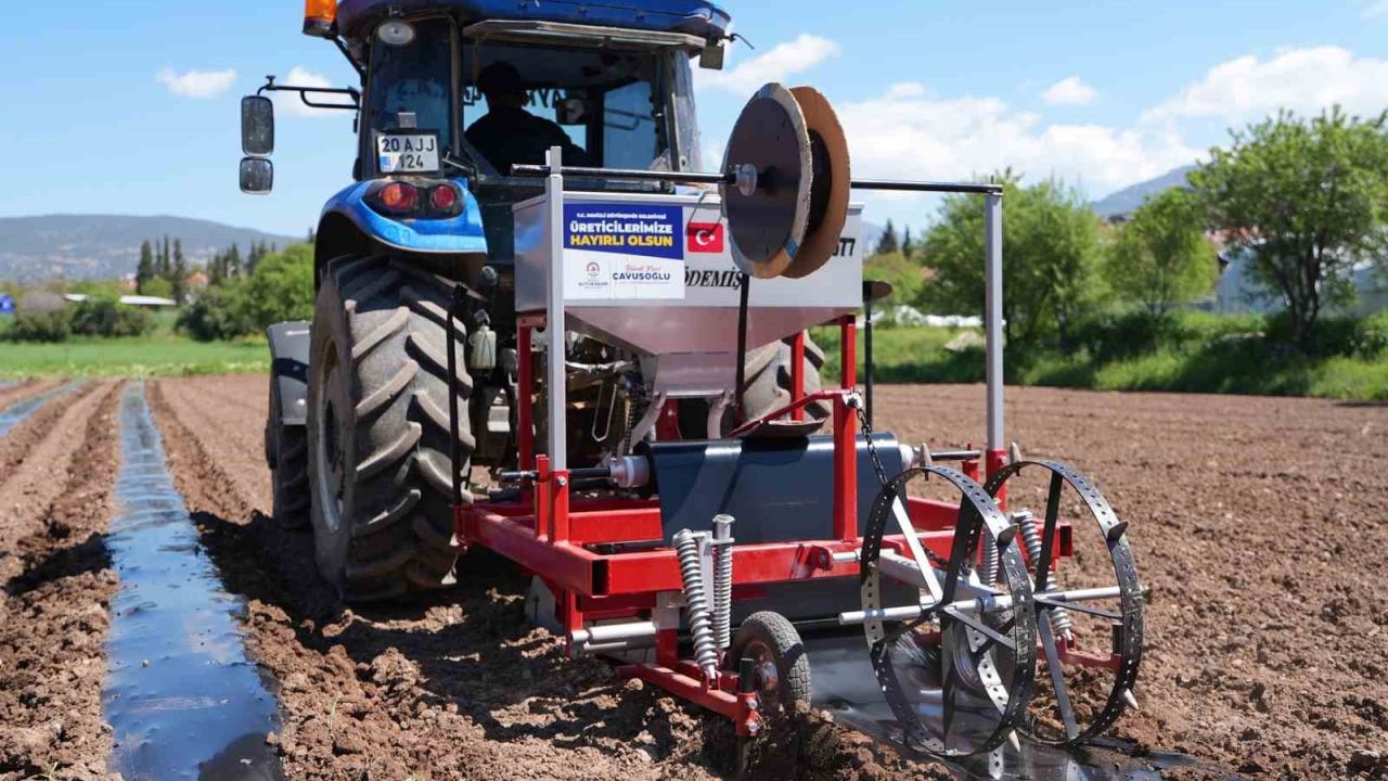 Büyükşehir Acıpayam’a 2 malç makinesi kazandırdı