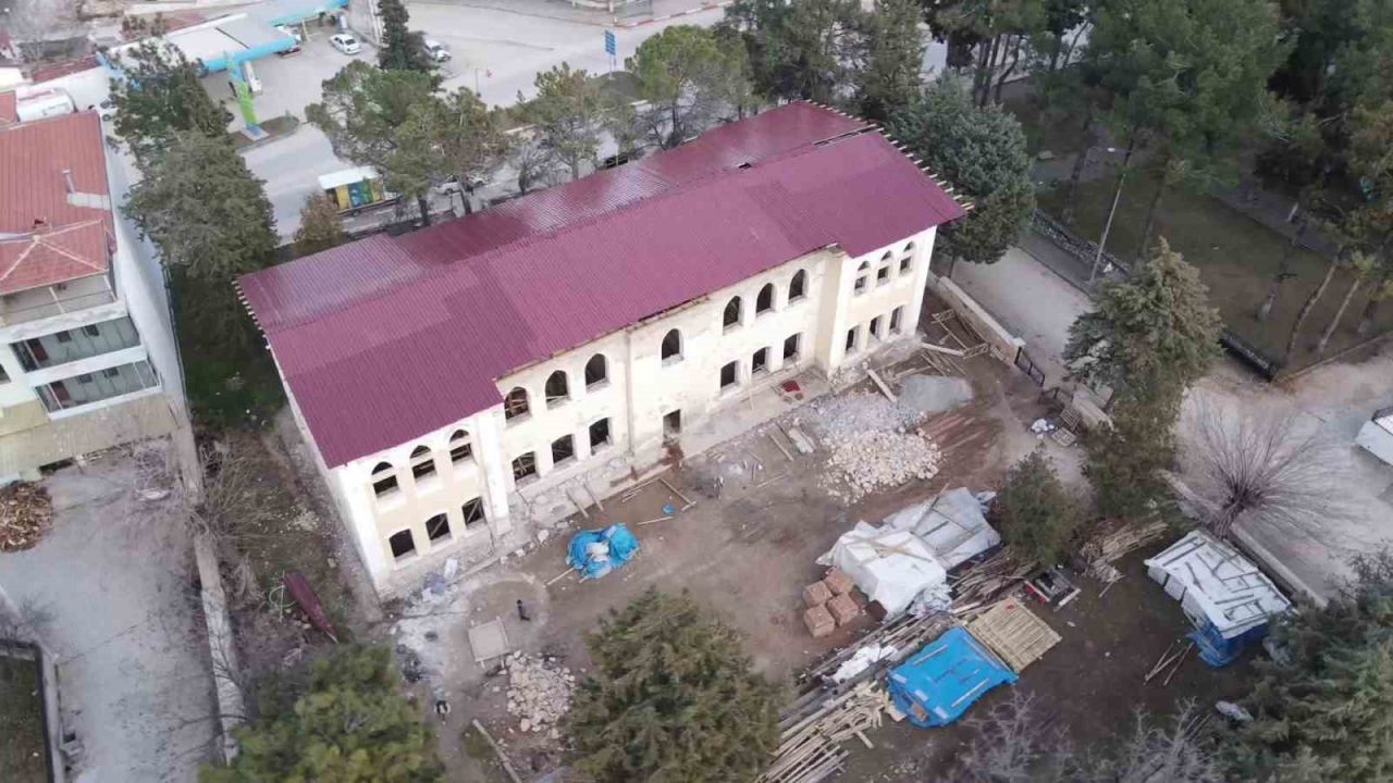 Çal’daki tarihi mektep restorasyonunda işçiler arasında kavga çıktı; 4 yaralı