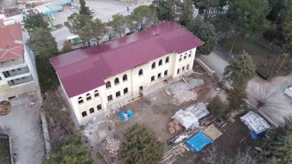 Çal’daki tarihi mektep restorasyonunda işçiler arasında kavga çıktı; 4 yaralı