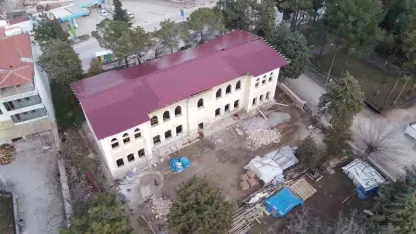 Çal’daki tarihi mektep restorasyonunda işçiler arasında kavga çıktı; 4 yaralı