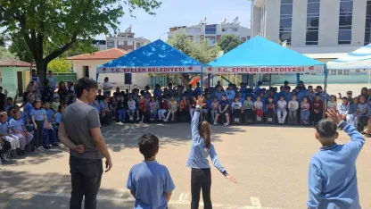 Efeler’in sanatçıları çocuklar için sahneye çıktı