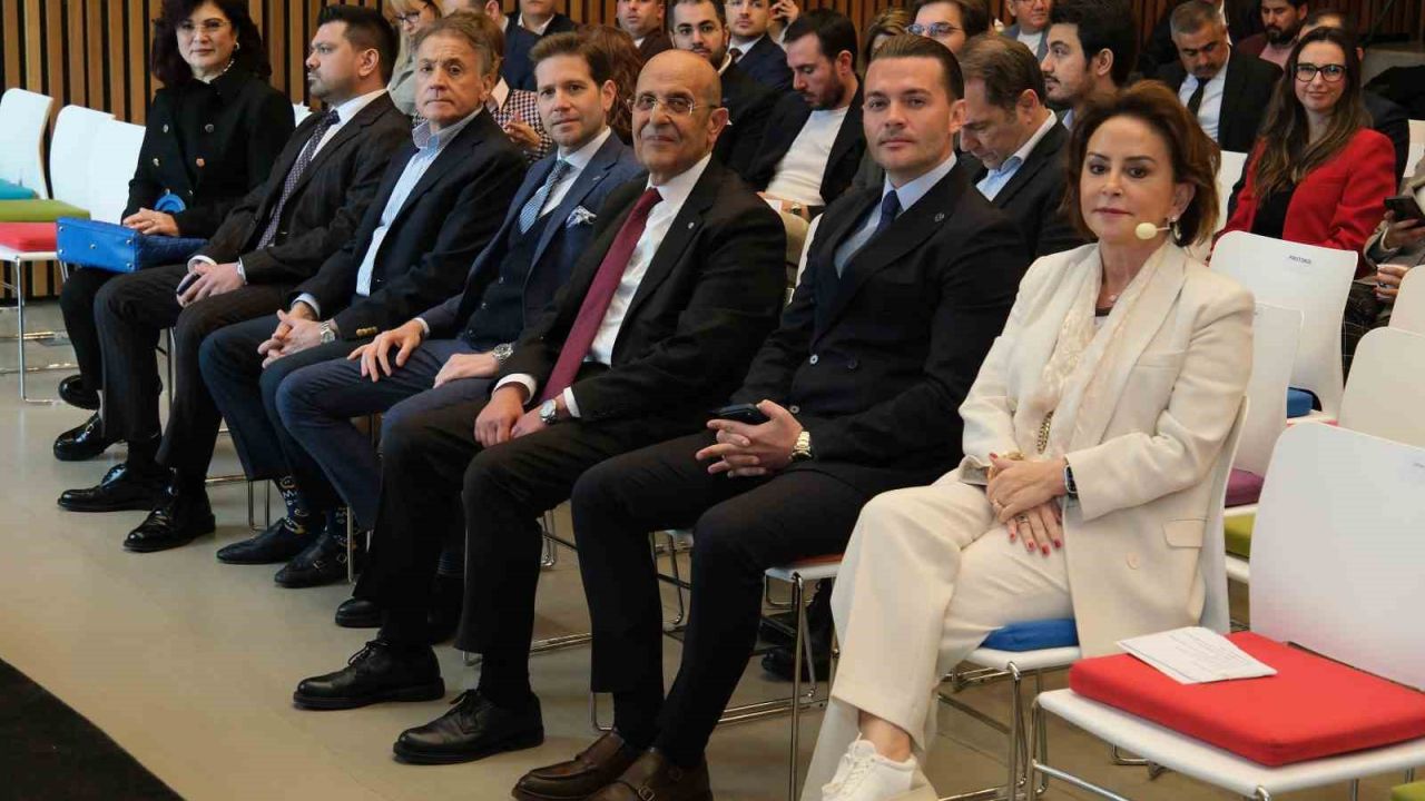 Emine Sabancı Kamışlı, EGİAD Dönüşüm Sahnesi’nde İzmir iş dünyasıyla buluştu