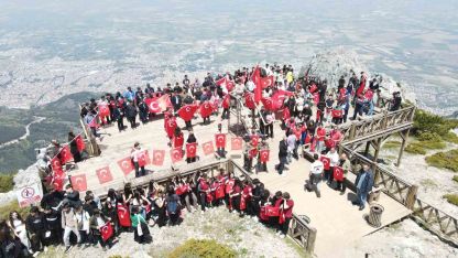Gençler Spil’in zirvesinde ay yıldızlı bayrakla buluştu