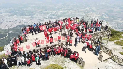 Gençler Spil’in zirvesinde ay yıldızlı bayrakla buluştu