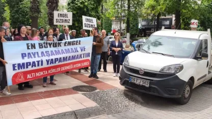 Hatalı parka sloganlı uyarı: "Hey şoför baksana, ne işi var bu arabanın kaldırımda"