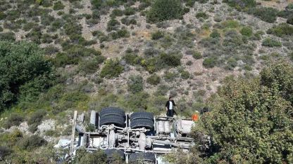 İzmir’de kontrolden çıkan beton mikseri şarampole yuvarlandı