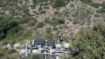 İzmir’de kontrolden çıkan beton mikseri şarampole yuvarlandı