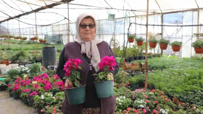 Kadın emeği ile üretilen çiçekler Muğla sokaklarını süslüyor