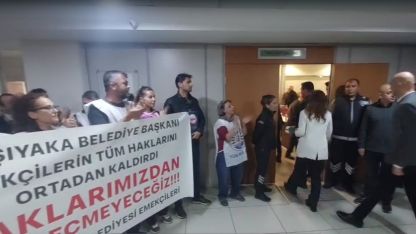 Karşıyaka’da memurlardan meclis girişi Başkan Ünsal’a alkışlı protesto