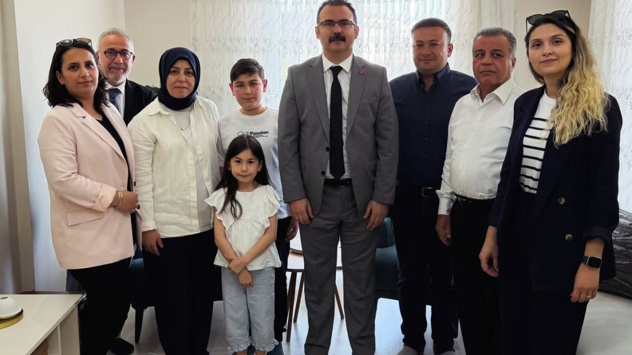 Kaymakam Ateş, öğrencilerin evine konuk oldu