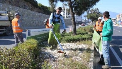Kuşadası’nda bayram öncesi refüjler bakıma alındı