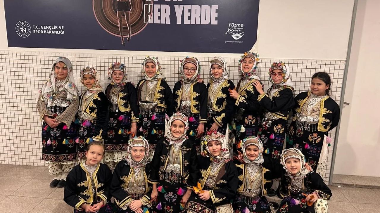 Kütahya Belediyespor Halk Oyunları ekiplerinden İzmir’de çifte başarı