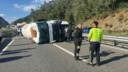 Marmaris’te beton mikseri devrildi, şoför burnu bile kanamadan kurtuldu
