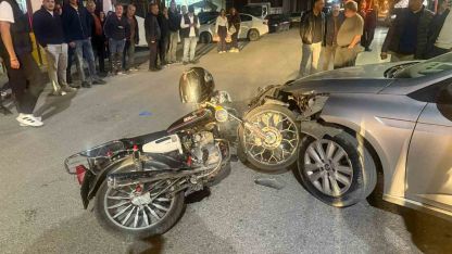 Otomobilin motosikletle çarpıştığı kaza güvenlik kamerasında