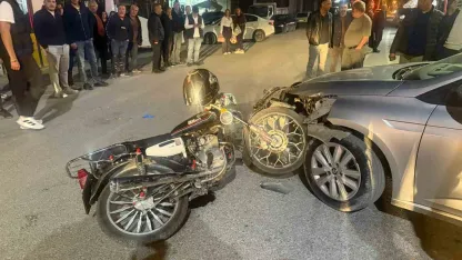 Otomobilin motosikletle çarpıştığı kaza güvenlik kamerasında