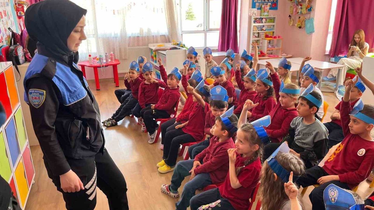 Polislerden miniklere eğitim
