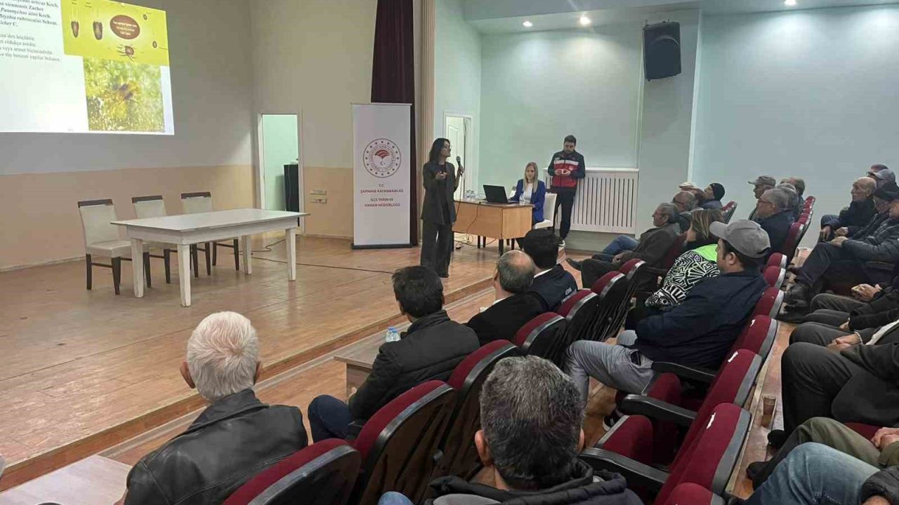 Şaphane’de üreticilere kiraz ve vişne hastalıkları ile zararlıları eğitimi