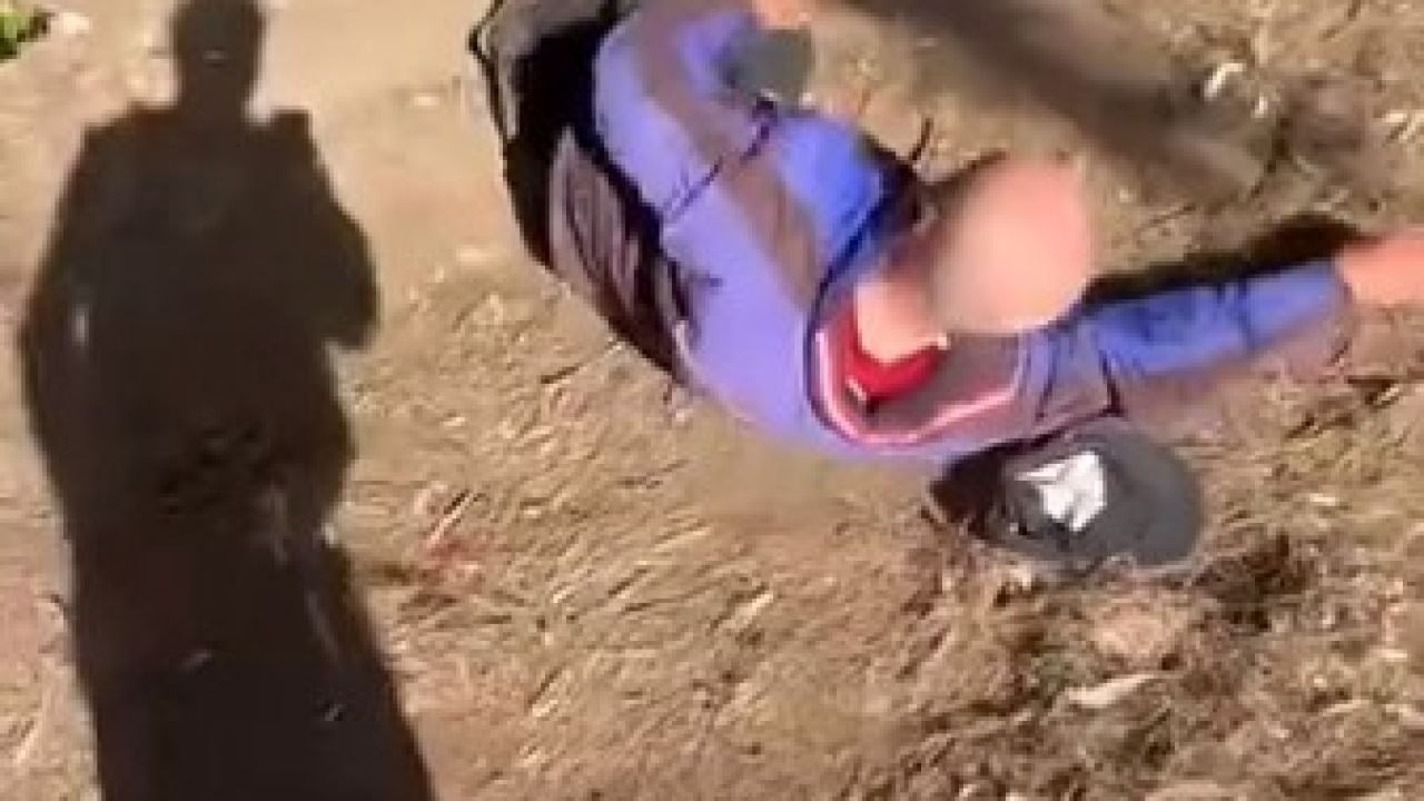 Sokakta uyuyan yaşlı adamın yüzüne tekme atıp paylaşan 2 şüpheli gözaltında