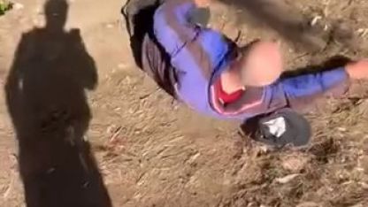 Sokakta uyuyan yaşlı adamın yüzüne tekme atıp paylaşan 2 şüpheli gözaltında