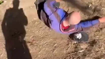 Sokakta uyuyan yaşlı adamın yüzüne tekme atıp paylaşan 2 şüpheli gözaltında