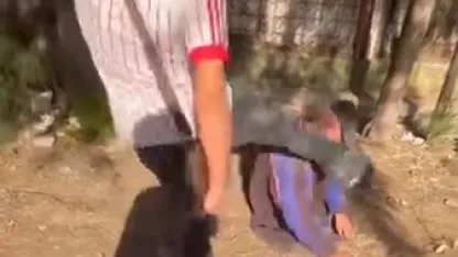 Sokakta uyuyan yaşlı adamın yüzüne tekme atıp sosyal medyada paylaştılar