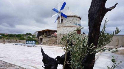 Tarihi yel değirmeni yeniden rüzgarla buluştu