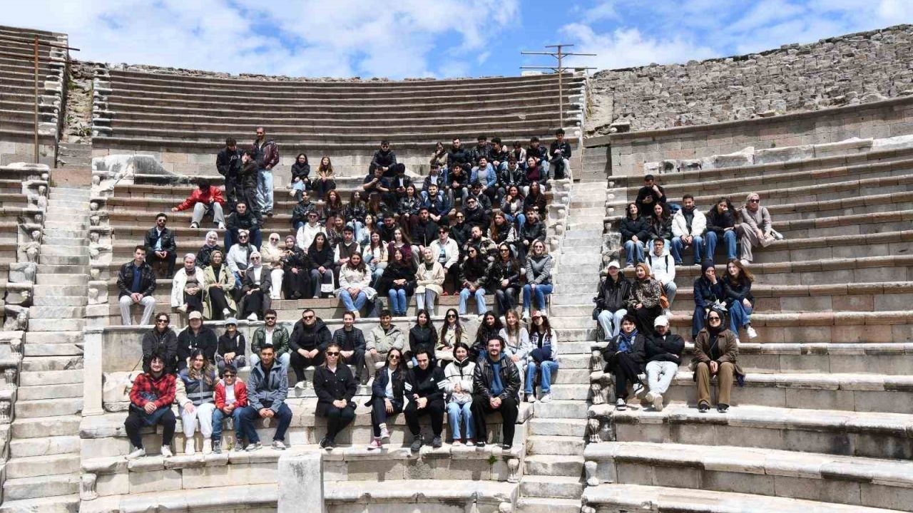 Üniversite öğrencilerine Bergama ve Ödemiş gezisi