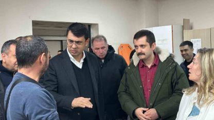 Uşak Valisi Kartal, zincirleme trafik kazasında yaralananları hastanede ziyaret etti