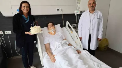 Yeni yaşını doktoruyla birlikte kutladı